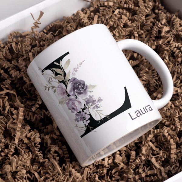 il_1140xN.6655118380_1qq9 Personalisierte Tasse mit Initiale und Name – verziert mit blumigem Dekor in Schwarz