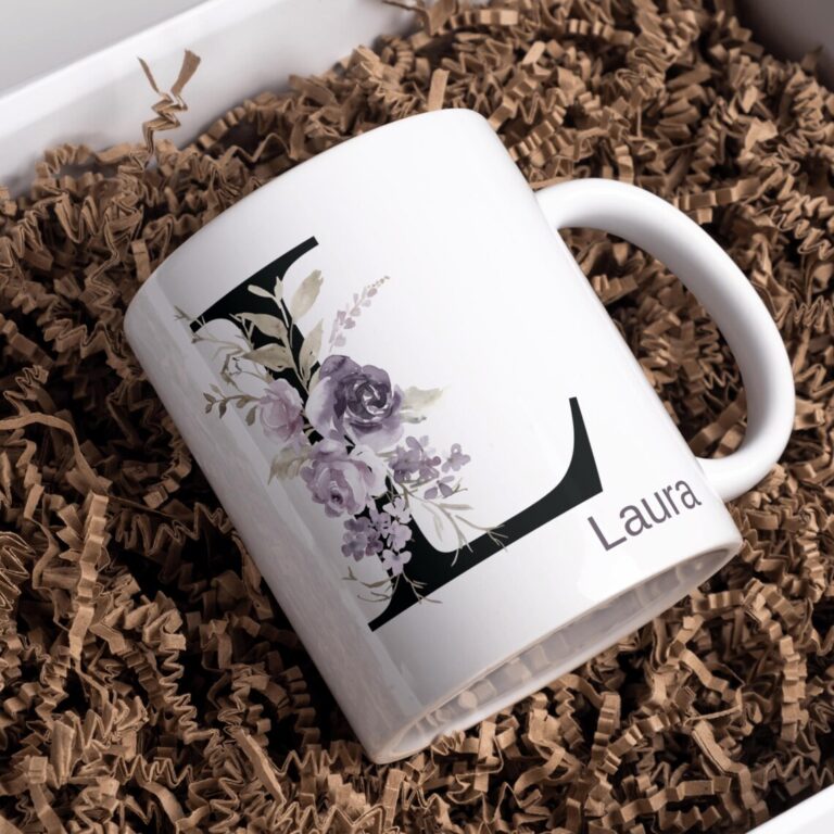 Personalisierte Tasse mit Initiale und Name – verziert mit blumigem Dekor in Schwarz