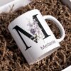 il_1140xN.6655118382_4bg3 Personalisierte Tasse mit Initiale und Name – verziert mit blumigem Dekor in Schwarz