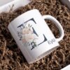 Personalisierte Tasse mit Initiale und Name – verziert mit blumigem Dekor in Blau