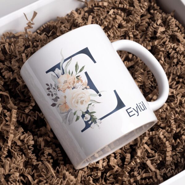 Personalisierte Tasse mit Initiale und Name – verziert mit blumigem Dekor in Blau
