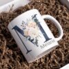 Personalisierte Tasse mit Initiale und Name – verziert mit blumigem Dekor in Blau
