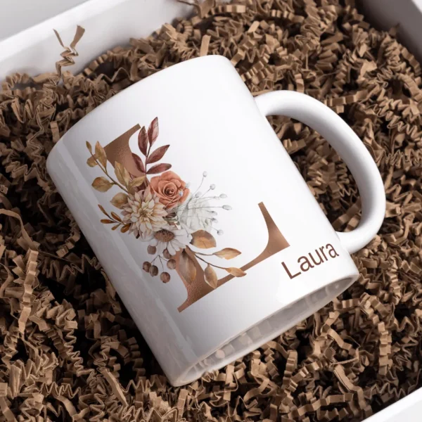 Personalisierte Tasse mit Initiale und Name – verziert mit blumigem Dekor in Braun