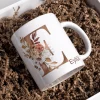 Personalisierte Tasse mit Initiale und Name – verziert mit blumigem Dekor in Braun