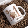 Personalisierte Tasse mit Initiale und Name – verziert mit blumigem Dekor in Braun