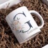 Personalisierte Tasse mit Initiale und Name – verziert mit blumigem Dekor in Blau
