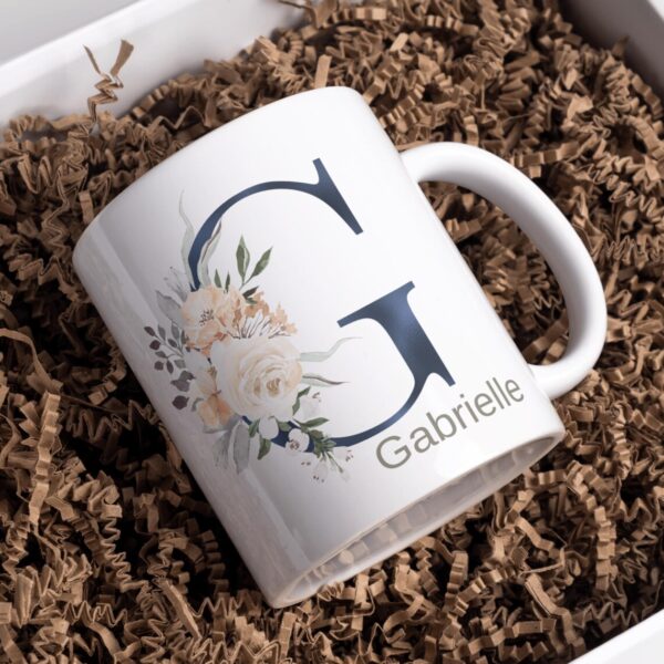 Personalisierte Tasse mit Initiale und Name – verziert mit blumigem Dekor in Blau