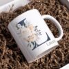 Personalisierte Tasse mit Initiale und Name – verziert mit blumigem Dekor in Blau