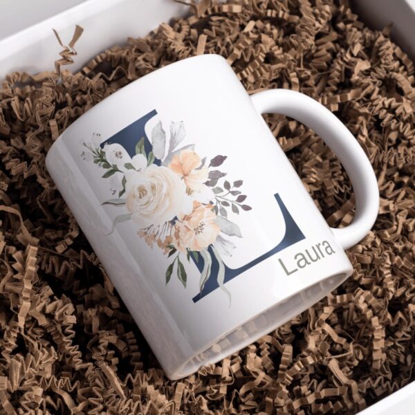 Personalisierte Tasse mit Initiale und Name – verziert mit blumigem Dekor in Blau