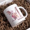 Personalisierte Tasse mit Initiale und Name – verziert mit blumigem Dekor in Rosa