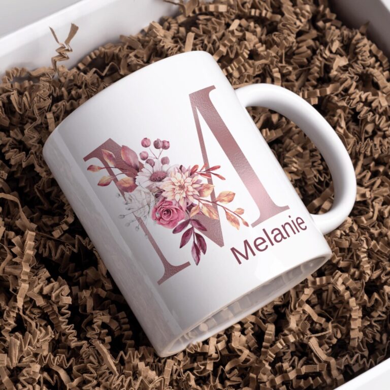 Personalisierte Tasse mit Initiale und Name – verziert mit blumigem Dekor in Rosa