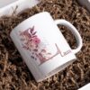 Personalisierte Tasse mit Initiale und Name – verziert mit blumigem Dekor in Rosa