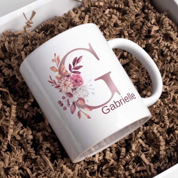 Personalisierte Tasse mit Initiale und Name – verziert mit blumigem Dekor in Rosa