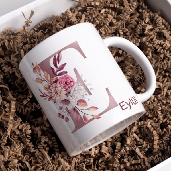 Personalisierte Tasse mit Initiale und Name – verziert mit blumigem Dekor in Rosa