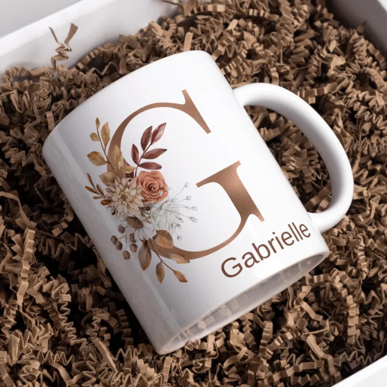 Personalisierte Tasse mit Initiale und Name – verziert mit blumigem Dekor in Braun