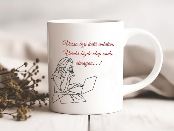 Keramiktasse „Varsa Bizi Kötüleyen, Vardır Bizde Olup Onda Olmayan“