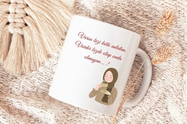 Keramiktasse „Varsa Bizi Kötüleyen, Vardır Bizde Olup Onda Olmayan“ –Hijabi