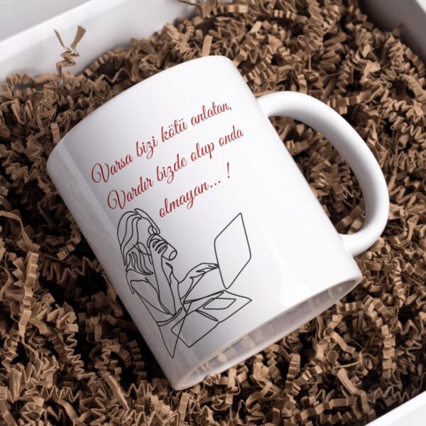 Keramiktasse „Varsa Bizi Kötüleyen, Vardır Bizde Olup Onda Olmayan“